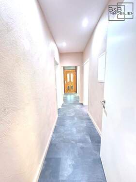 Flur - B&B Immobilien: Schöne 4-Zimmerwohnung mit Garten, Garage & Stellplätzen zu verkaufen