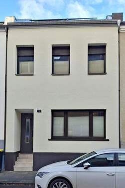 Bild 1 - Bieterverfahren! zentrales Wohnjuwel: kernsaniertes Reihenhaus mit Solar, Kamin & Klima