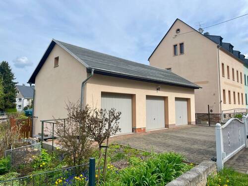 Hausansicht vorn - Umfassend, auch energetisch, saniertes 1-3 Familienhaus mit Garagengebäude, großzügigem, sehr gepflegtem Grundstück, Terrasse, Pool uvm.