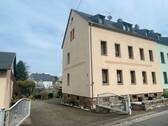 Hausansicht + Zufahrt - 1 Zimmer Einfamilienhaus zum Kaufen in Oederan