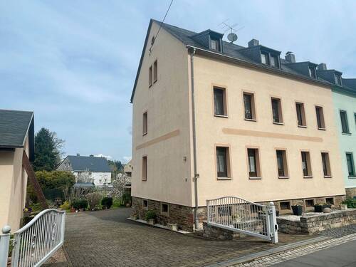 Hausansicht + Zufahrt - 1 Zimmer Einfamilienhaus zum Kaufen in Oederan