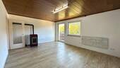 Wohnzimmer mit Balkon - 3 Zimmer Etagenwohnung zur Miete in Sulzbach-Rosenberg