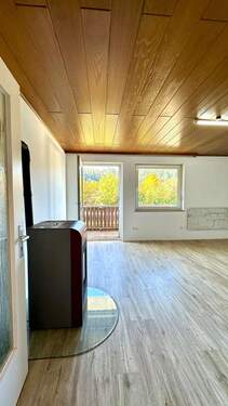 Wohnzimmer mit Pelletofen - Etagenwohnung mit 77,00 m² in Sulzbach-Rosenberg zur Miete