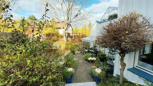 Seitenansicht Haus und Garten - 