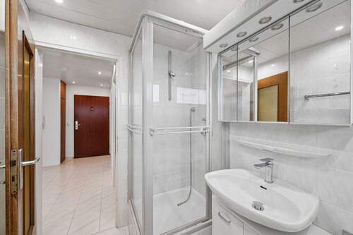 Tageslichtbad mit Dusche und Badewanne - 