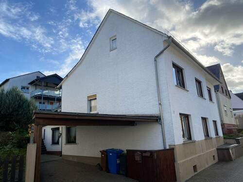 Hausansicht mit Carport - 4 Zimmer Mehrfamilienhaus, Wohnhaus zum Kaufen in Brechen