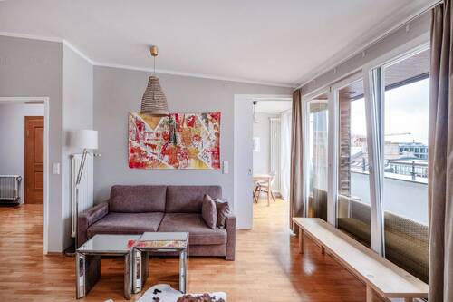 Wohnzimmer mit Blick in die Küche - 2 Zimmer Etagenwohnung zum Kaufen in Berlin-Mitte