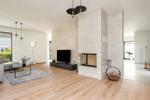 Kamin im Wohnzimmer - Modernes Haus in Waldesruh auf gepflegtem Grundstück mit kleinem Gästehaus