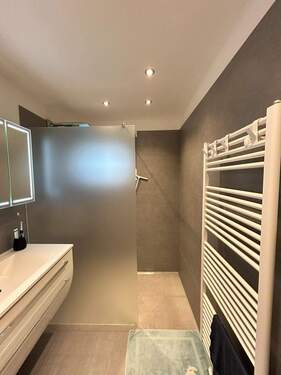 Badezimmer mit Handtuchtrockner - 
