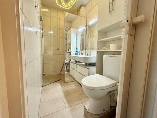 das Bad mit Dusche - 