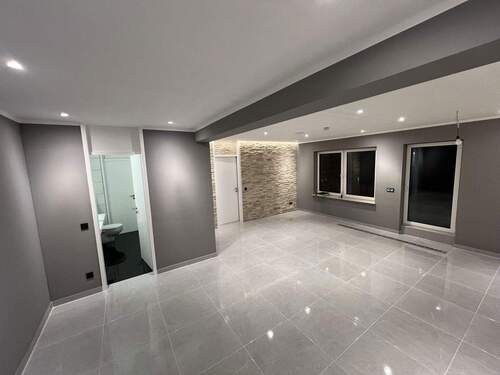 Wohnzimmer - Moderne & frisch sanierte 2-Zimmer-Wohnung mit großem Balkon, Garage und Stellplatz, Toplage