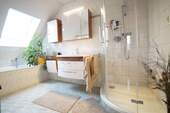 Tageslichtbadezimmer (OG) - 