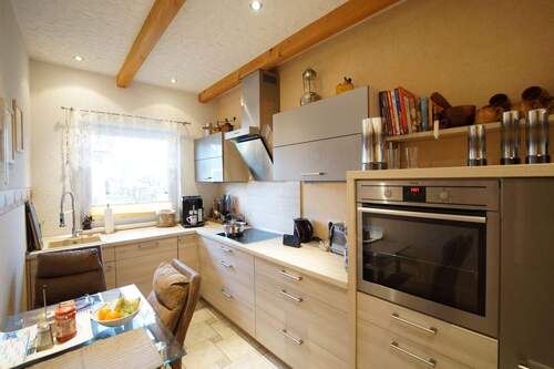 Küche mit Einbauküche - 