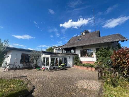 Hausrückansicht mit Anbau - 1 Zimmer Einfamilienhaus zur Miete in Wiesbaden