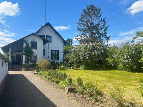 Hausseitenansicht mit Garten - 1 Zimmer Einfamilienhaus in Wiesbaden