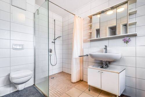 Bad mit Dusche & Fenster - 
