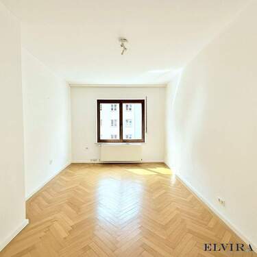 Wohnzimmer - ELVIRA - Schwabing am Luitpoldpark: Schöne 2-Zimmer-Altbauwohnung mit Balkon & großzügiger Wohnküche