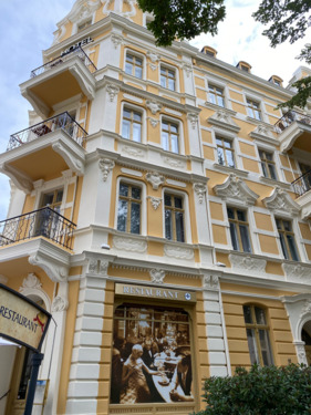 001 - Historisches 4-Sterne Hotel beliebt zentral mit Erweiterungspotential