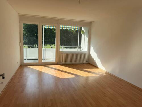 Wohnzimmer - Helle 3-Zimmer-Wohnung mit zwei Balkonen im 2. Obergeschoss ohne Lift.