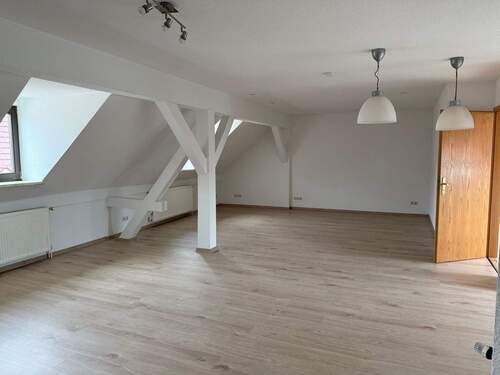 Wohnzimmer - große 3-Raum-Wohnung im Stadtzentrum