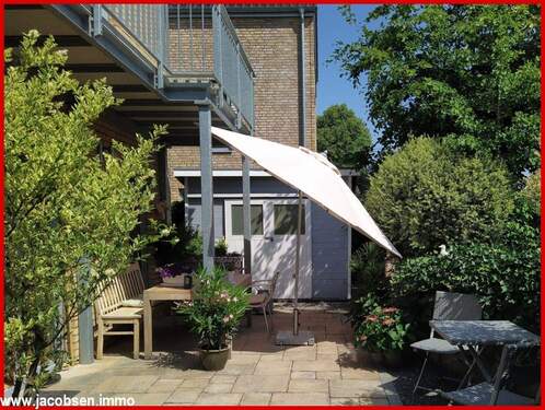 Blick auf die Terrasse mit Gartenhaus - 