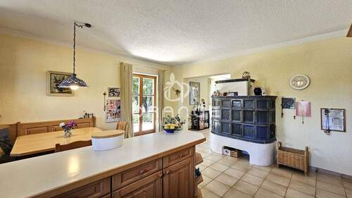 EG: Küche mit Kachelofen - 