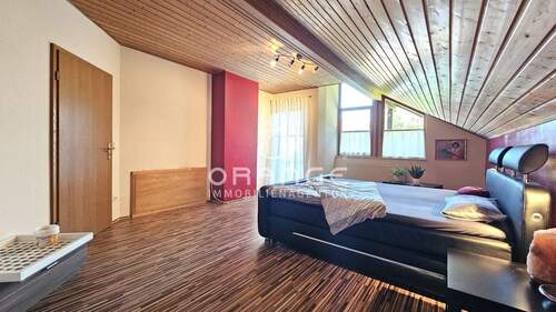 OG: Hauptschlafzimmer m. Balkonzugang - 