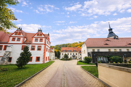 Einfahrt - Charmante Denkmal-ETW mit Terrasse & Einbauküche - nachhaltig vermietet