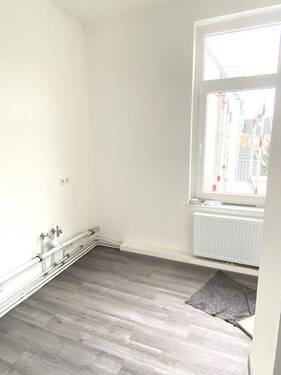 Helle Küche mit Fenster - 