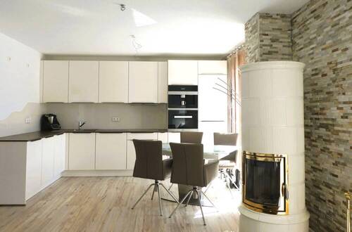 Blick zum Küchenbereich mit Kachelofen - 