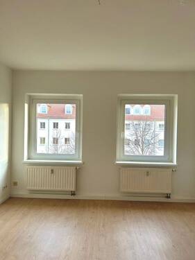 Wohnzimmer - Sonniger Balkon inklusive - Attraktive 3-Raum-Wohnung sucht neue Mieter