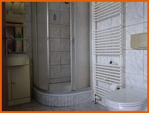 Bad mit Dusche - 