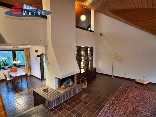 Kamin im Wohnbereich mit Galerie im Obergeschoss - 