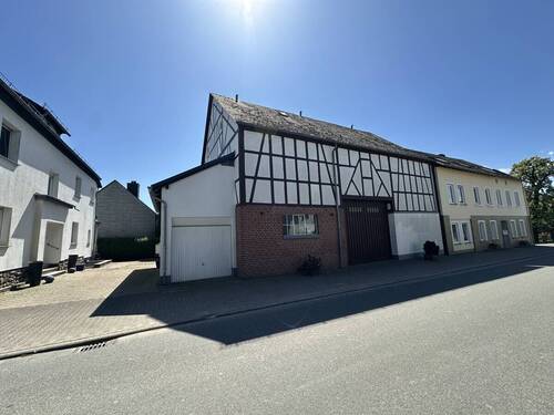 Außenansicht Scheune - 9 Zimmer Einfamilienhaus in Argenthal