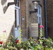 Sanierte 2-Zimmer-DG-Wohnung mit Einbauküche, 79,5 m², zentral in Schleswig