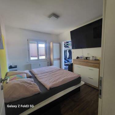 Schlafzimmer 1.Stock mit begehbarem Kleiderschrank - 