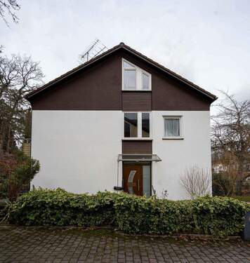 Seitenansicht Eingangsbereich - Dopplehaushälfte Vaterstetten mit großem Garten