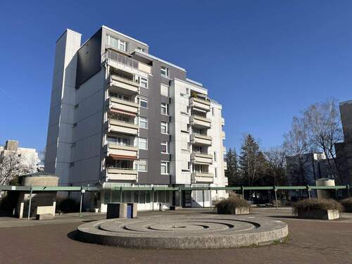 Seitenansicht Gebäude Vorplatz - Etagenwohnung mit 84,20 m&sup2; in Ottobrunn zum Kaufen