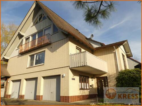 Bild 1 - 2 Familienwohnhaus mit 3 Wohneinheiten, 3 Garagenstellplätzen, Balkon & TerrasseWintergarten