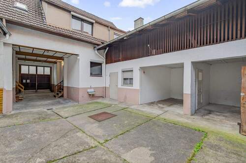 Hof mit Unterstellplätze - 4 Zimmer Doppelhaushälfte in Stutensee / Blankenloch