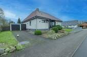 Bild 1 - Winkelbungalow mit Ausbaureserve, Keller und Garage in ruhiger, familiengerechter Lage von Hohn
