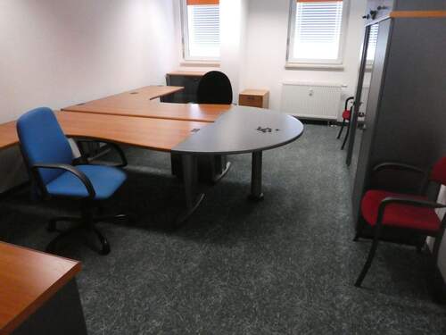 büro - Büroraum 3: Hochwertig, möbliert in Roth - sofort verfügbar, Küche & Parkplatz