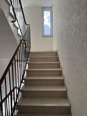 Hausflur nach oben - 3 Zimmer Etagenwohnung in Düsseldorf