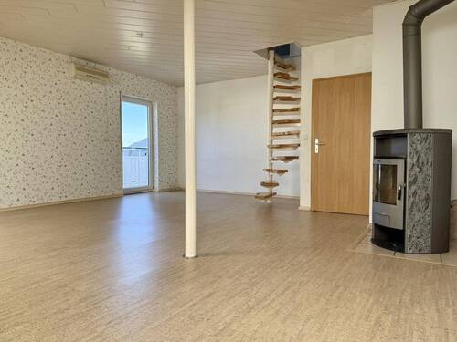 Wohnzimmer Ansicht 1 - Großzügige 3-Zimmer DG-Wohnung mit Kamin und Balkon in Rheinmünster