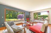 Das Wohnzimmer mit Weitblick.jpg - 8 Zimmer Einfamilienhaus zum Kaufen in Hamburg