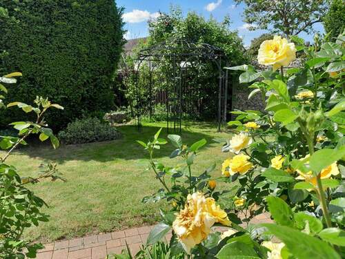 Garten mit Rosenpavillon - 