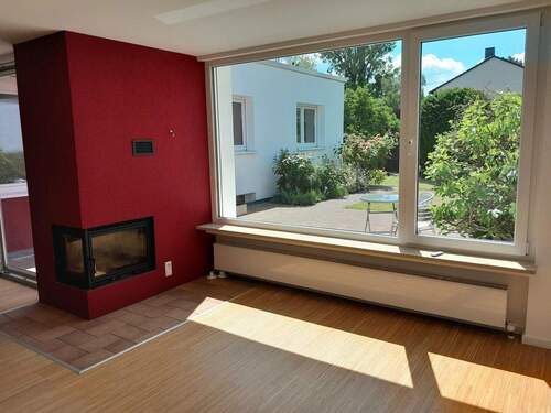 Blick auf Terrasse und Garten - 7 Zimmer Einfamilienhaus in Hanau