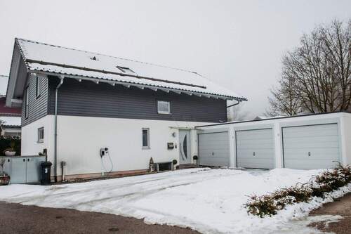 Eingang und Garagen - 