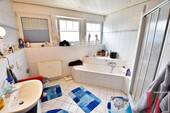 Badezimmer mit Badewanne - 