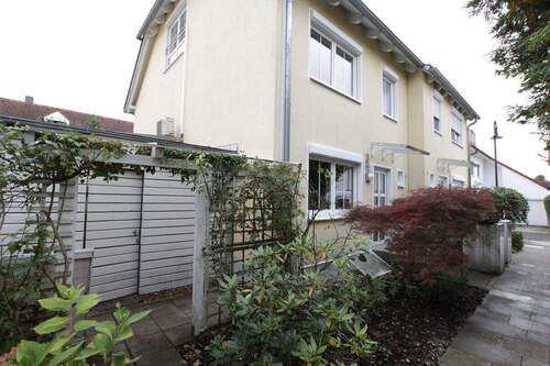 Eingang mit Schuppen-SKI-RDS - Doppelhaushälfte mit 147,00 m² in Puchheim / Puchheim-Bahnhof zum Kaufen